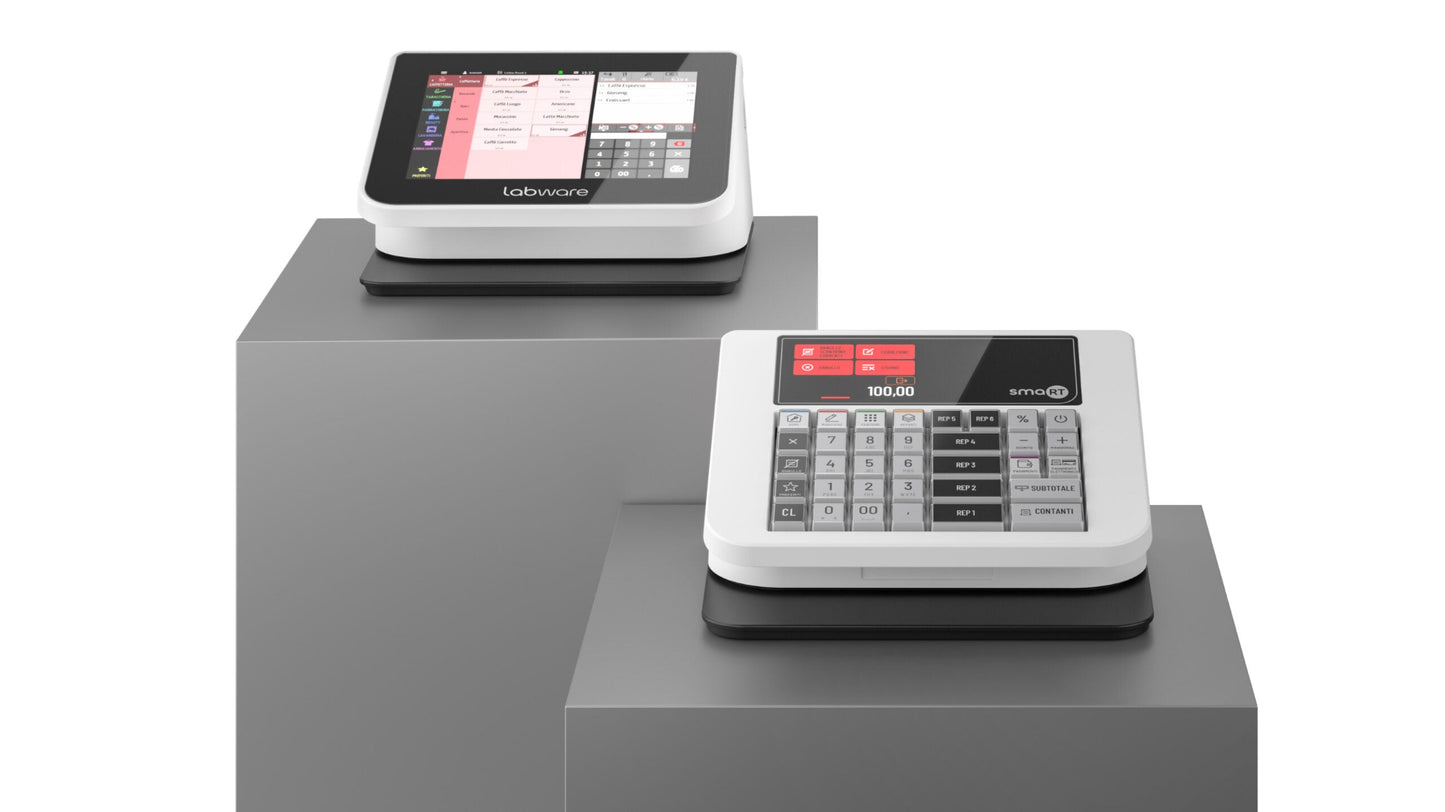 Due modelli Labware smaRT esposti – versione tastiera e versione touch su piedistallo