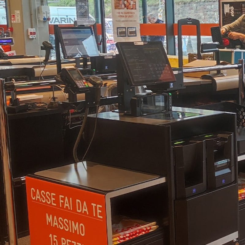 Postazione self-service con sistema Glory CI-10X in un supermercato