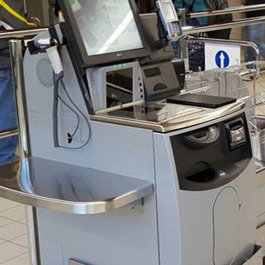 Cassetto Glory CI-5 installato su postazione self-checkout in supermercato